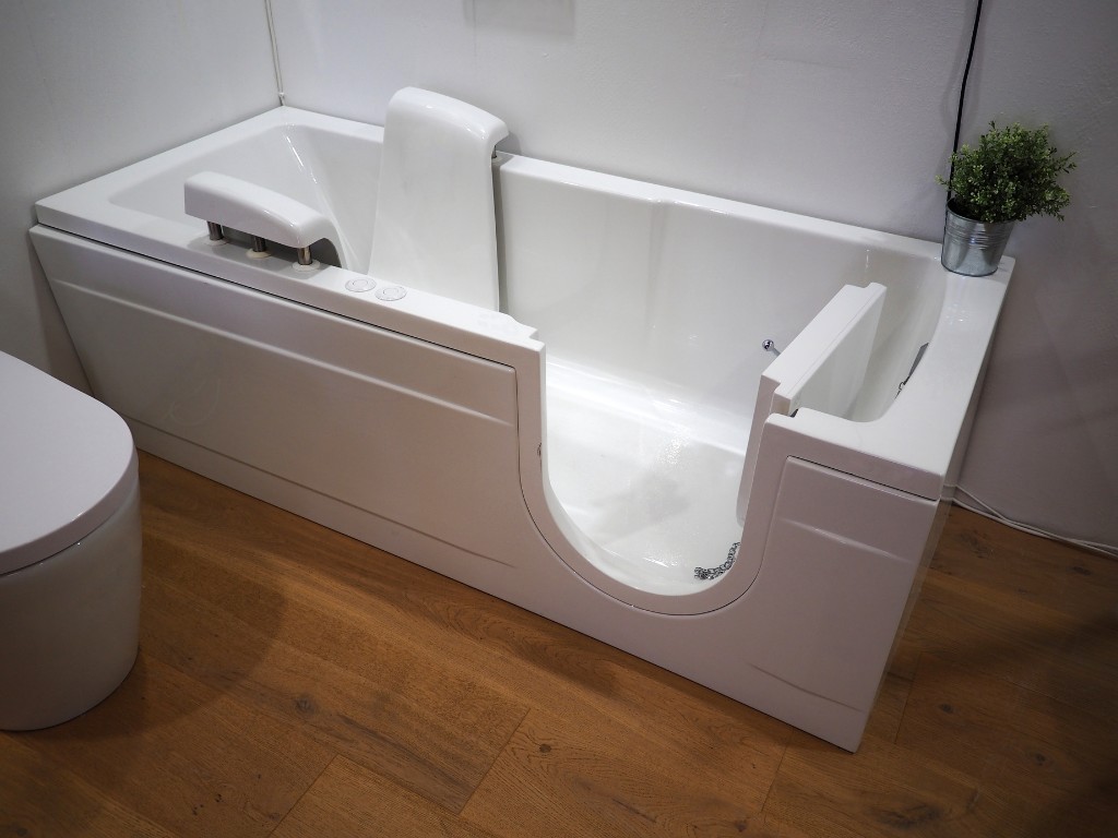 accessible bathroom bathtub