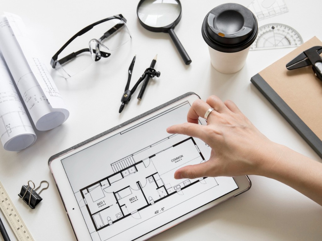 crop-hand-enlarging-plan-tablet